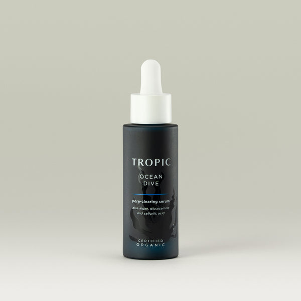 Tropic Ocean Dive pore-clearing serum. Contains blue algae, glucosamine and salicylic acid. Certified Organic.
White pipette dispenser. Dark blue glass bottle with leaf design behind the white text.
